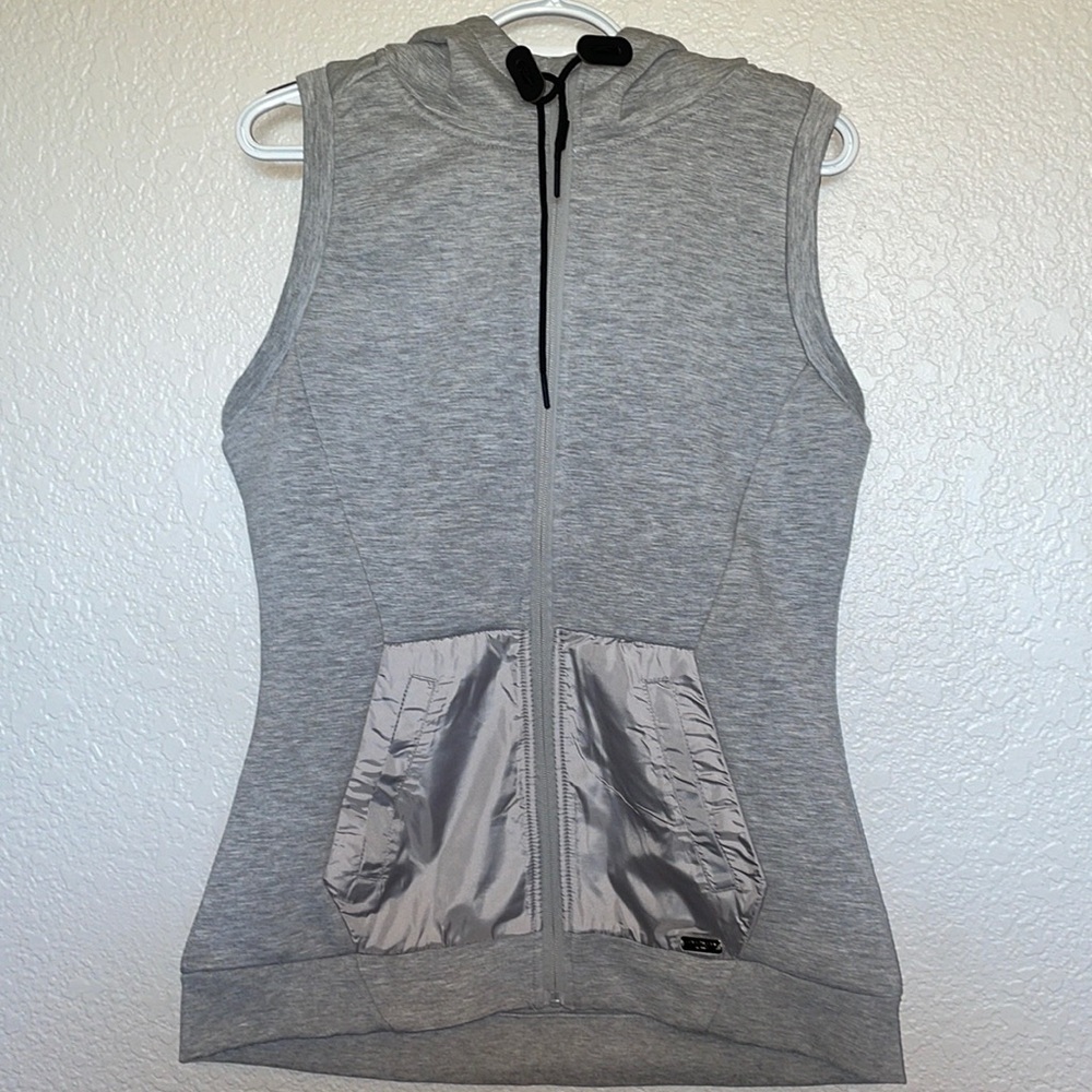 NWT levelwear vest